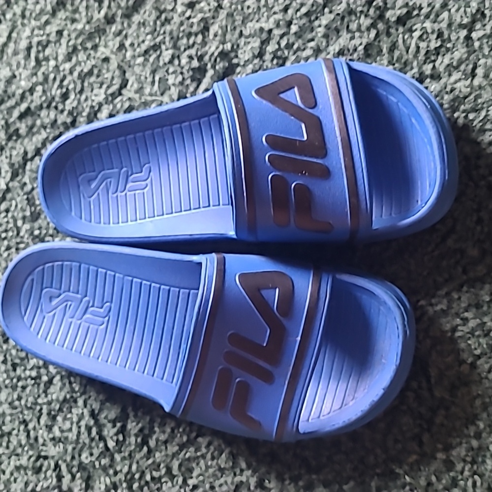 Blue size 5 FILA slides